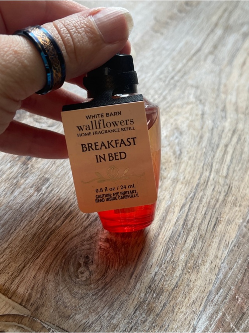 White Barn Breakfast in Bed Wallflowers Refill - Pink and Red Gradient